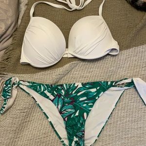 Hey guys I’m selling a barley worn cute bikini